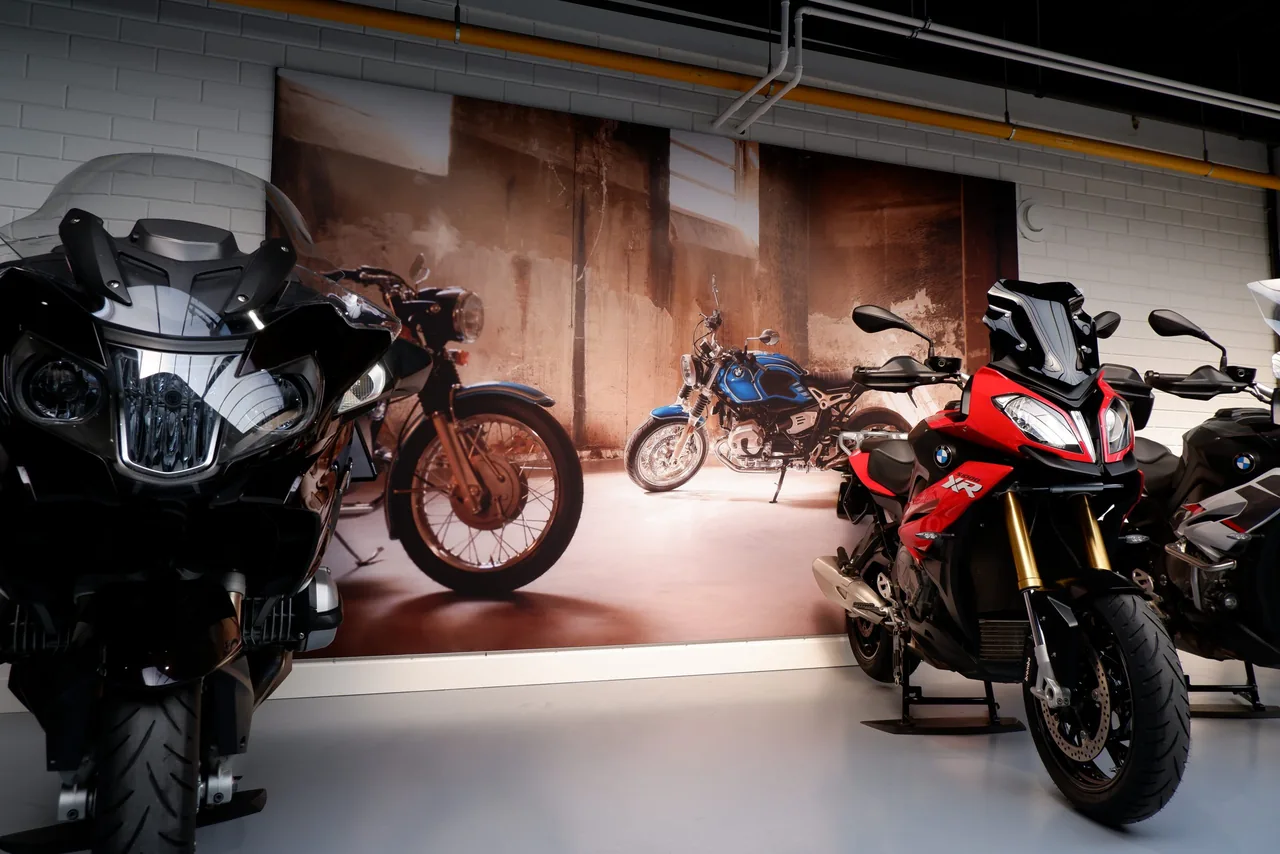 Binnenreclame in de showroom van BMW