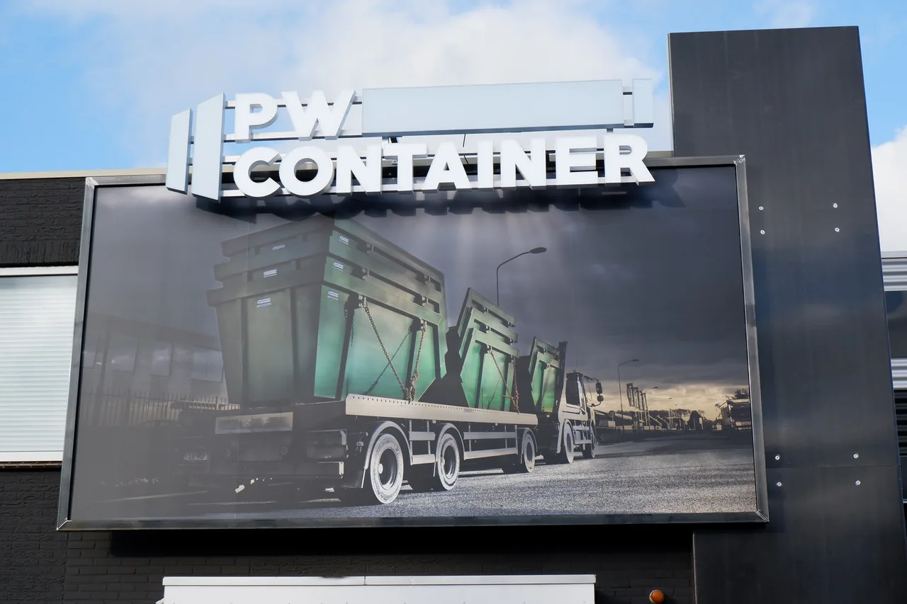 Lichtreclame op de gevel van PW Container