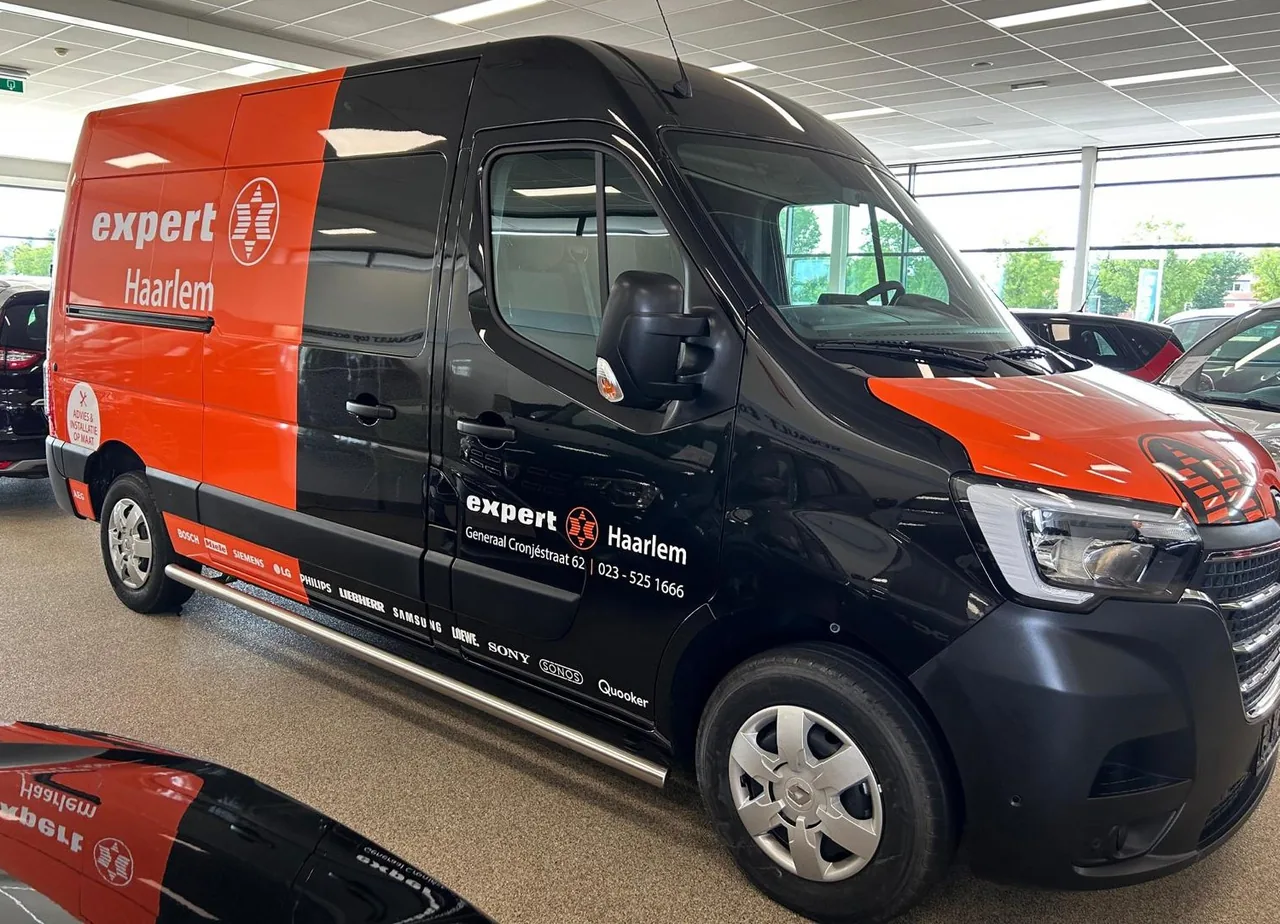 Gewrapte bedrijfsbus van Expert Haarlem