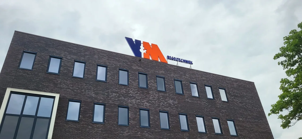 Lichtreclame op hoogte voor V&M regeltechniek